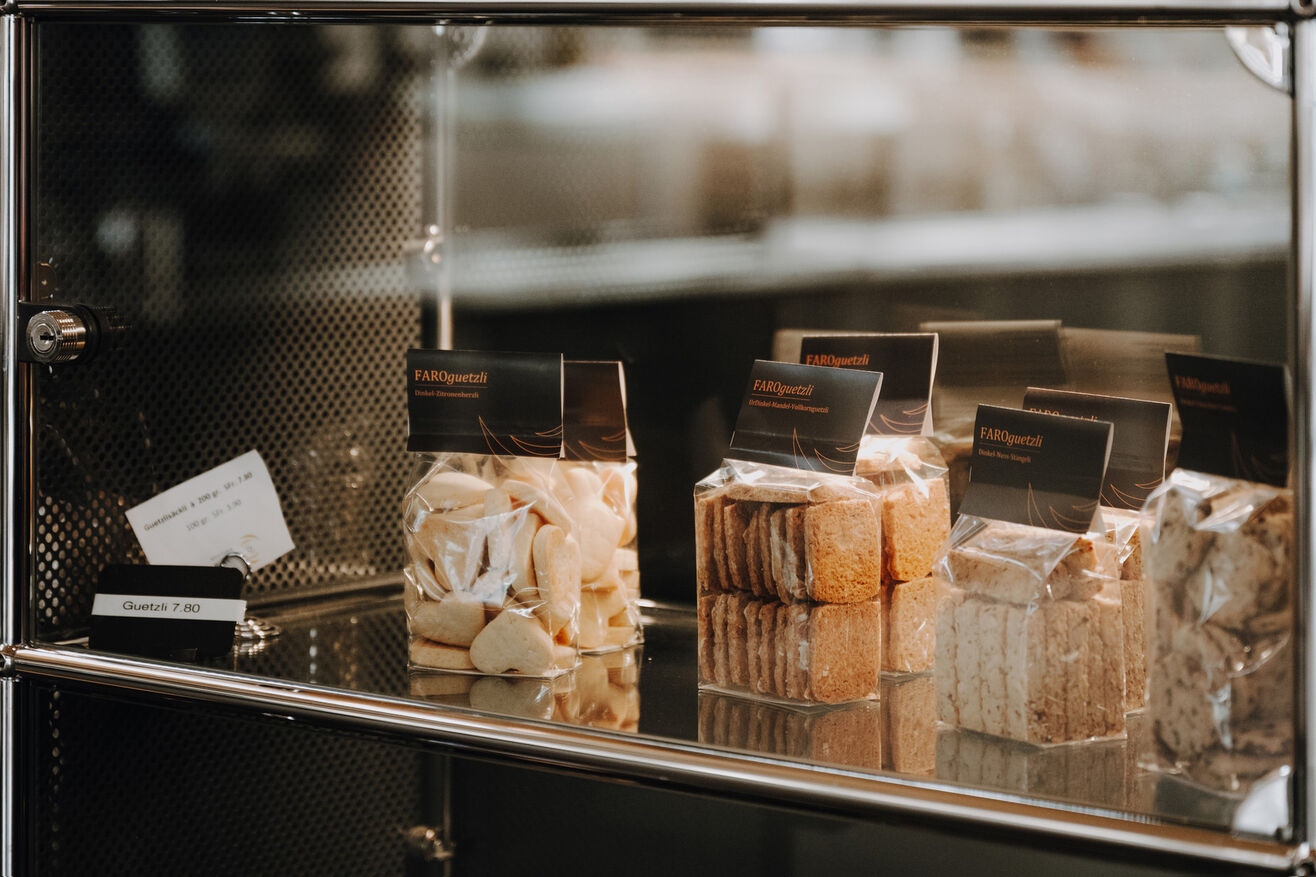 Mit Leidenschaft hergestellt und mit Liebe verpackt: Die vielen gluschtigen Produkte von FARO sind im Onlineshop erhältlich.