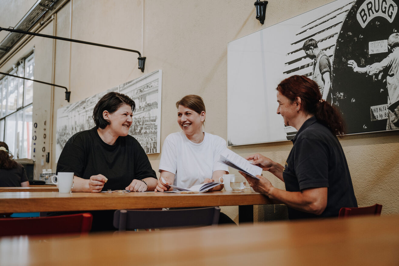 La Cantina, das Restaurant mit Industriecharakter, lädt zum Verweilen ein. Die Küche bietet täglich saisonale und frische Gerichte.