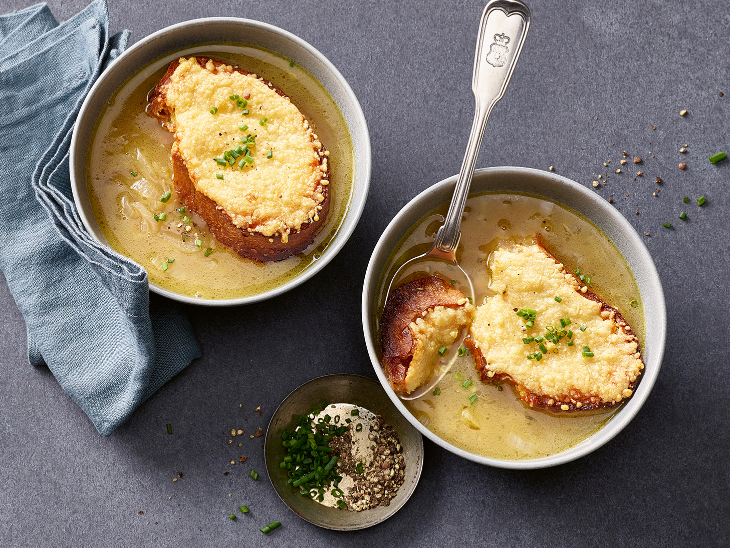 Überbackene Schalottensuppe mit Käsebrötchen | Einfach Kochen by Meta ...