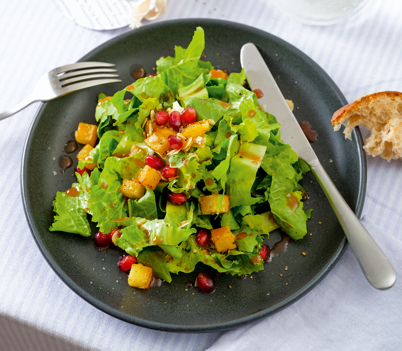 Endiviensalat an Granatapfel-Dressing mit Mandelkartoffeln | Einfach ... Endiviensalat an Granatapfel-Dressing mit Mandelkartoffeln | Einfach ...
