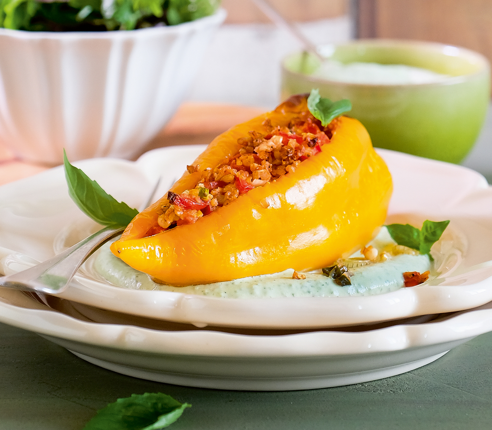 Spitzpeperoni mit Tomaten-Bulgur an Basilikumsauce | Einfach Kochen by ...