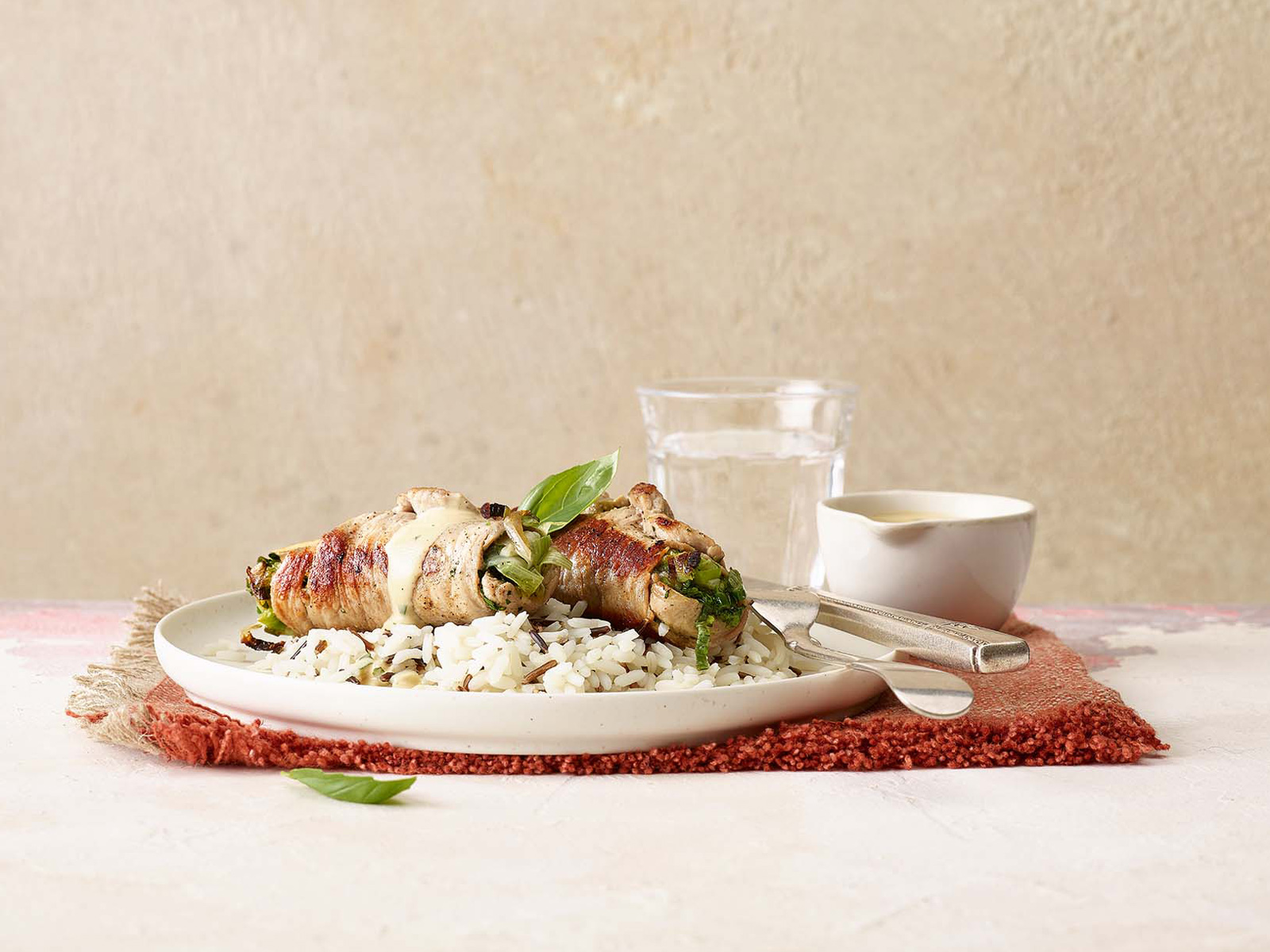 Kalbsrollen mit Frühlingszwiebeln an Zitronen-Basilikum-Sauce | Einfach ...