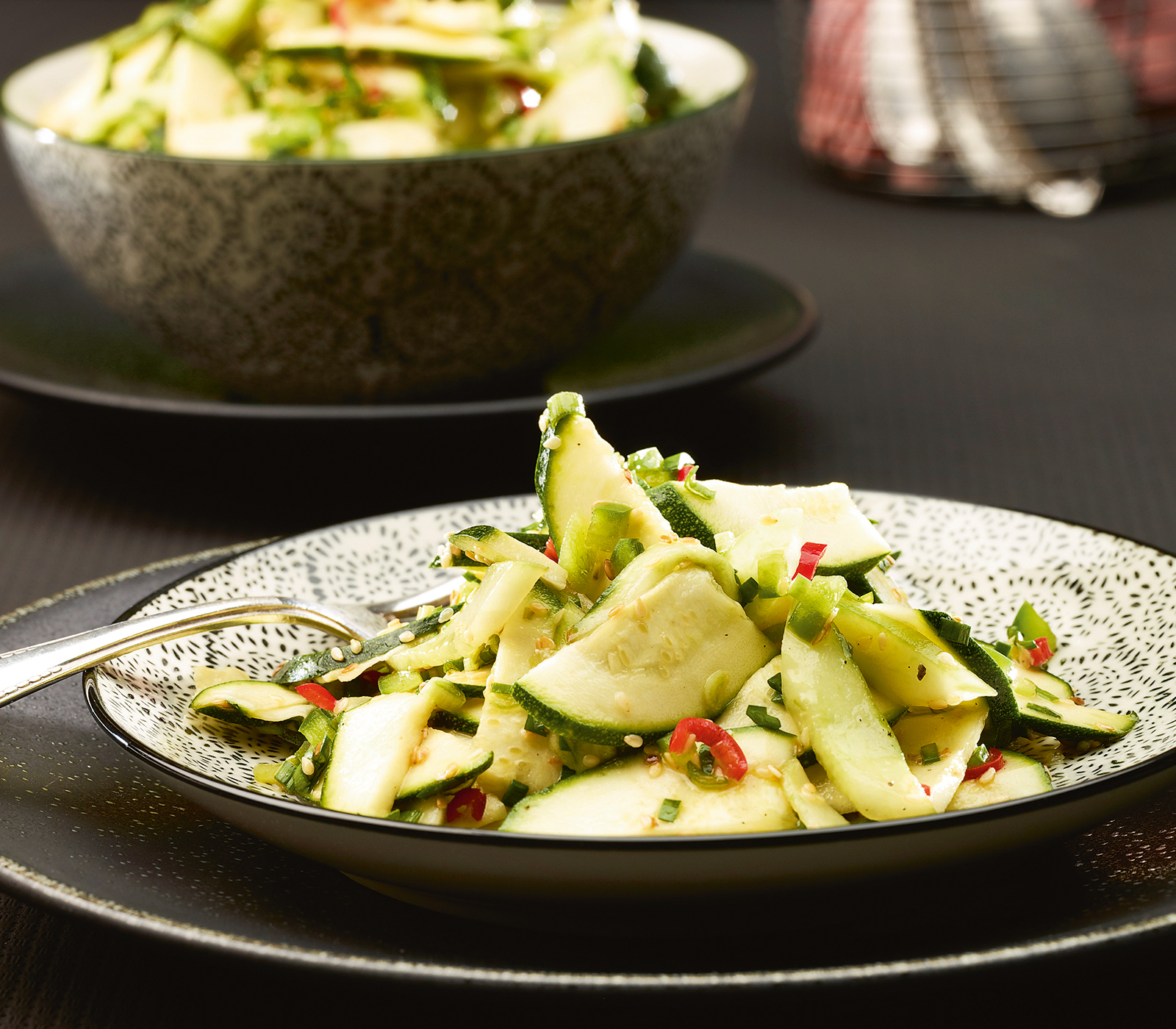 Salat mit Schnittknoblauch und Sesam-Dressing | Einfach Kochen by Meta ... Salat mit Schnittknoblauch und Sesam-Dressing | Einfach Kochen by Meta ...