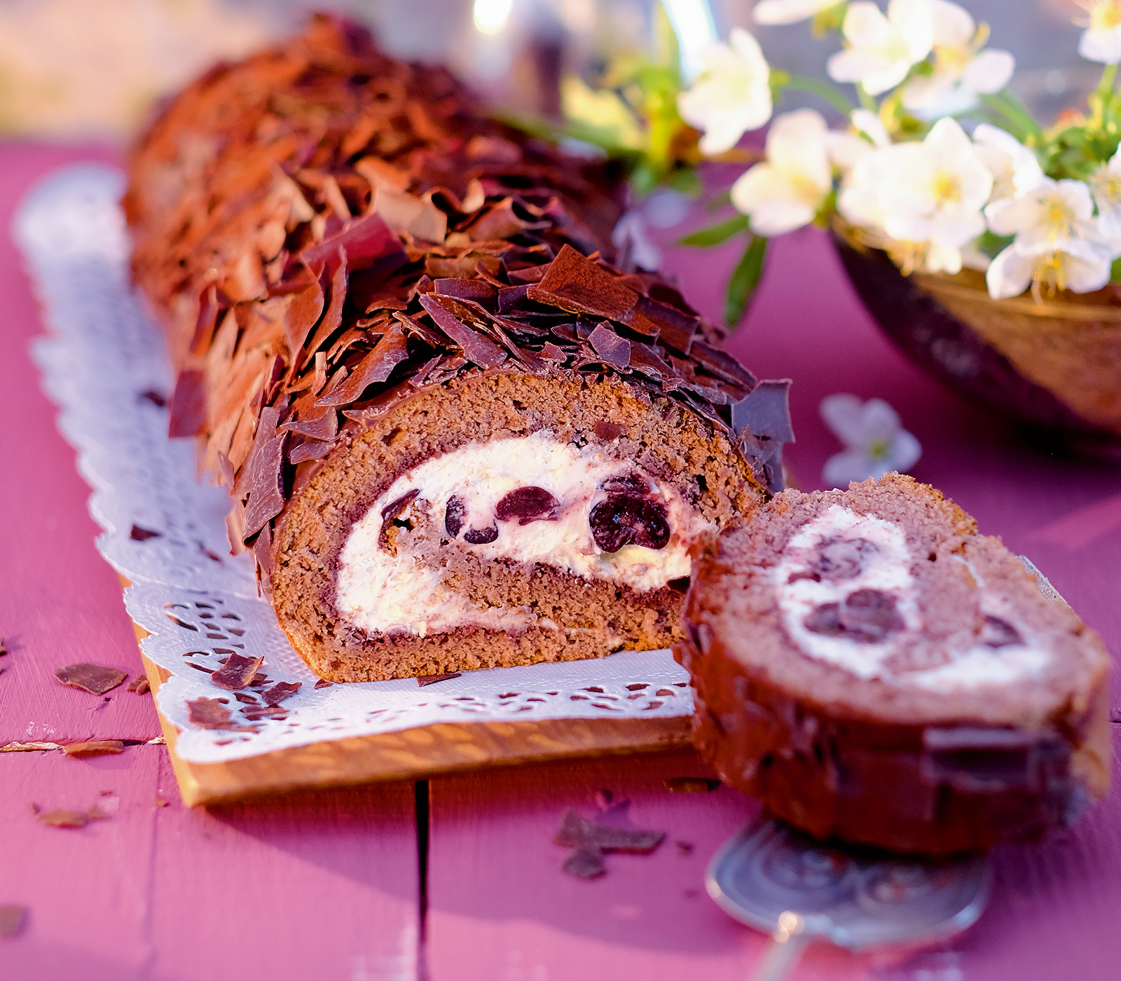 Schokoladenroulade mit Kirschen | Einfach Kochen by Meta Hiltebrand ...