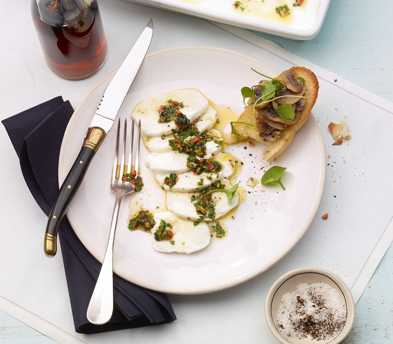 Mozzarella mit pikanter Kräuter-Oliven-Sauce und Champignons-Crostini ...