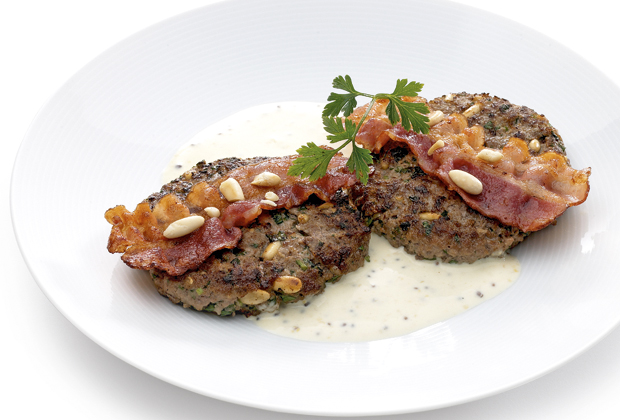 Hacksteaks mit Pinienkernen an Senfrahm | Einfach Kochen by Meta ... Hacksteaks mit Pinienkernen an Senfrahm | Einfach Kochen by Meta ...