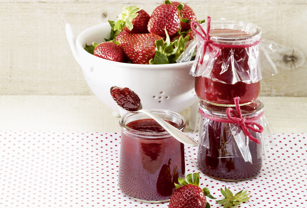 Erdbeer-Konfitüre mit Rosenwasser | Einfach Kochen by Meta Hiltebrand ...