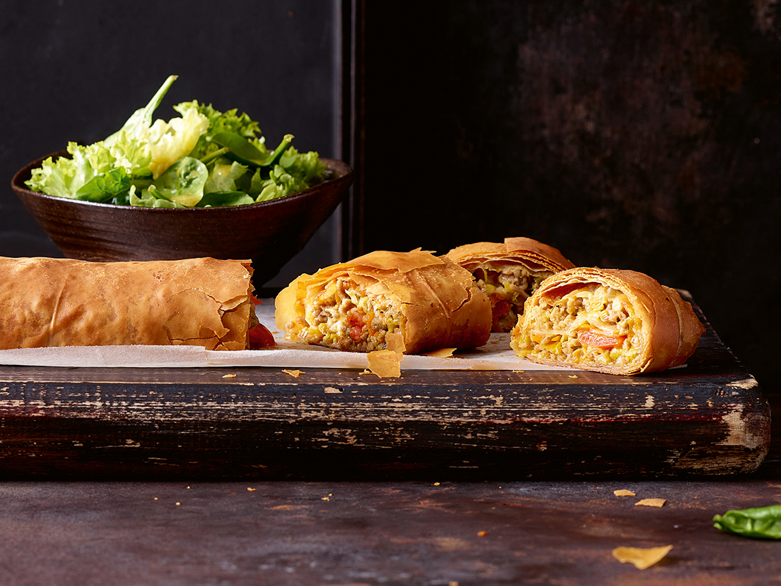 Hackfleischstrudel mit Gemüse und Käse | Einfach Kochen by Meta ... Hackfleischstrudel mit Gemüse und Käse | Einfach Kochen by Meta ...
