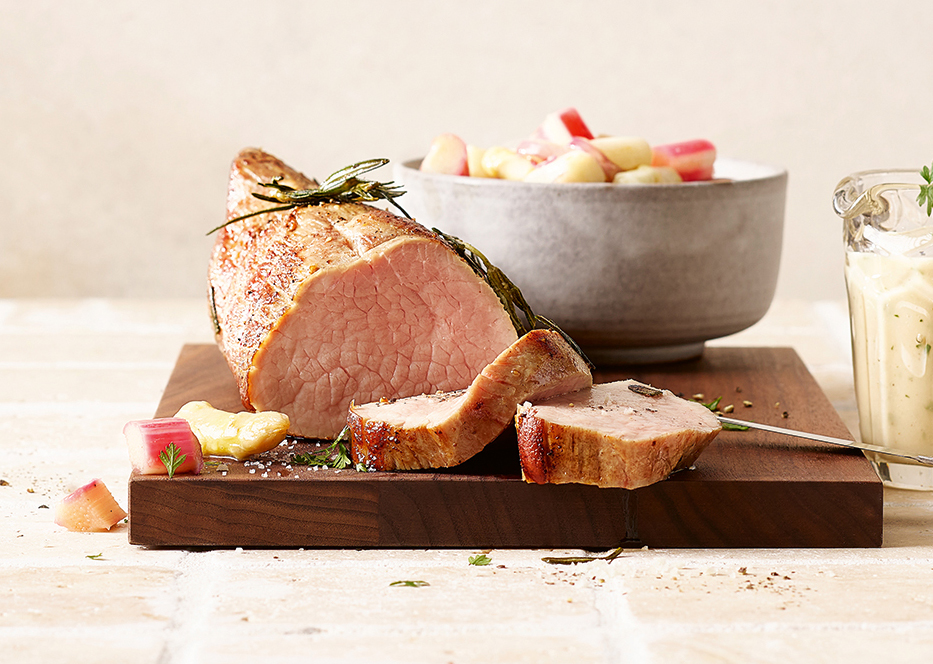 Kalbsbraten mit Rhabarber-Spargel-Gemüse und Kerbel-Beurre-blanc ...