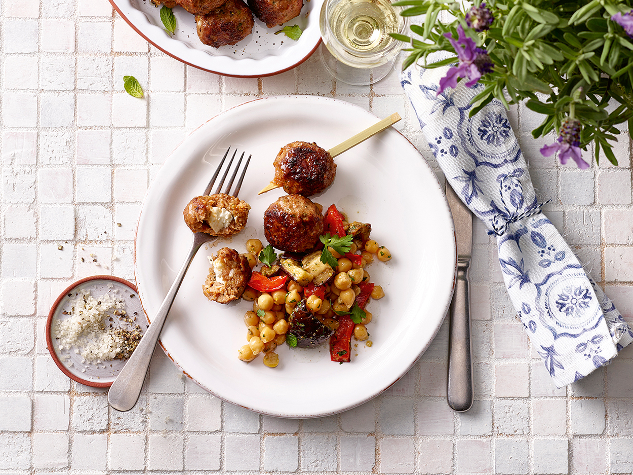 Hackbällchen vom Blech mit Fetafüllung | Einfach Kochen by Meta ...