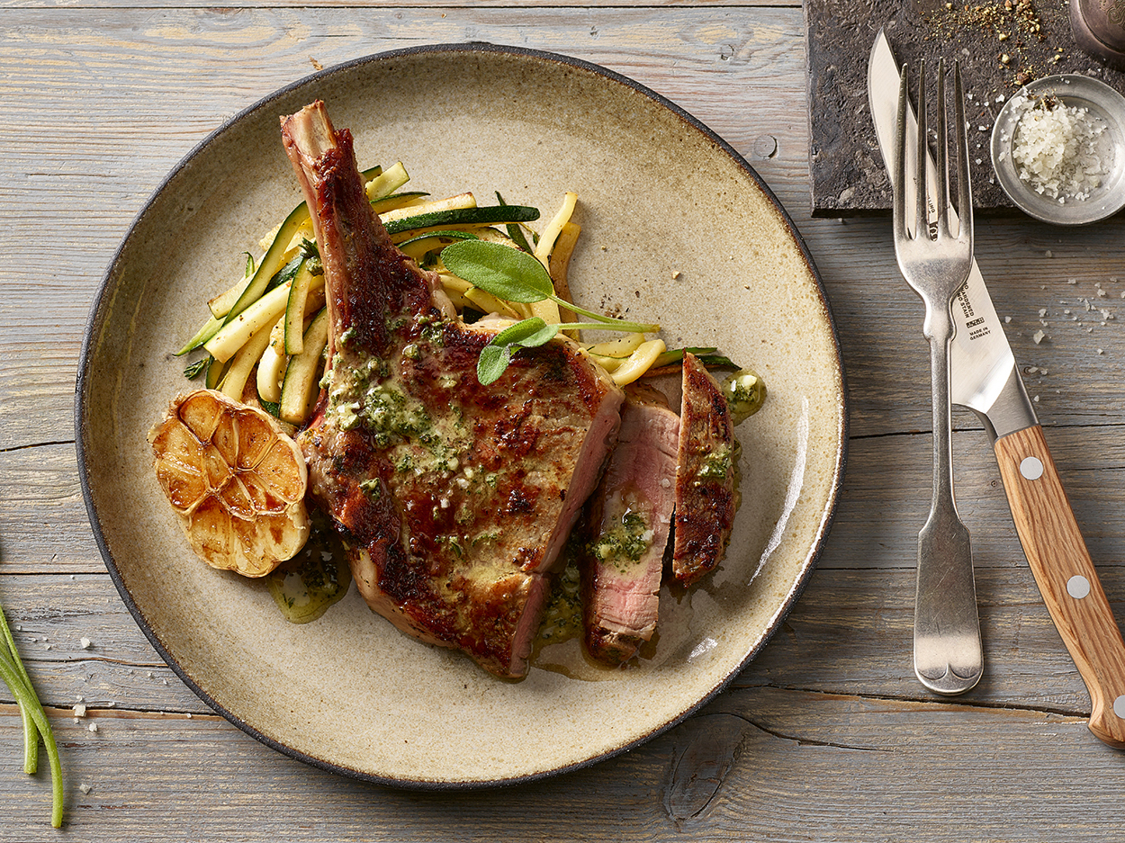 Kalbskotelett mit geröstetem jungem Knoblauch | Einfach Kochen by Meta ... Kalbskotelett mit geröstetem jungem Knoblauch | Einfach Kochen by Meta ...